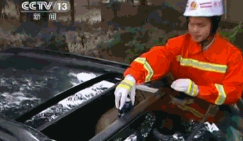 爸爸遇到熟人便停下车聊天,3岁女儿自己打开天窗将头伸出车外玩耍