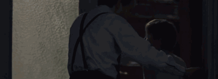 擅自逃离学校是要挨揍的,惩罚的方式是被同学们轮流扇耳光.