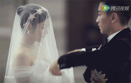 陈晓撩着陈妍希的秀发甜蜜的对她笑:别说话