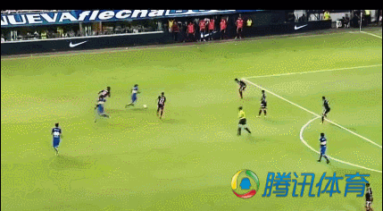 型球员送出直塞,也有优秀的无球跑动能力与高中锋配合渗透对方禁区