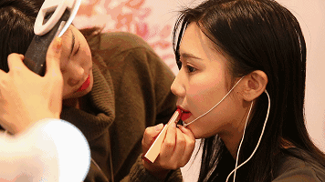 下面就看看我们的网红美女如何完美演绎吧.