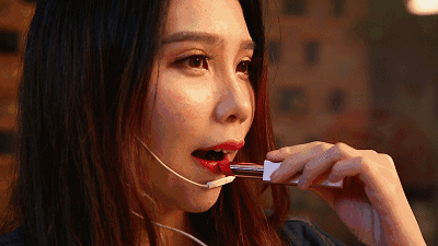 主播唇膏展示 瞪 大眼睛,等待静静的看着你 红唇烈焰撩粉丝 高手一般