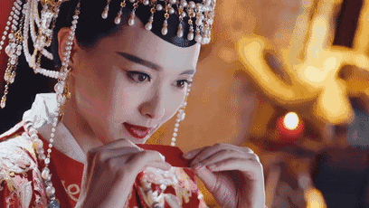 大婚前仔细描画的红唇可是雅诗兰黛 envy 魅色#340哦,充满了对美好