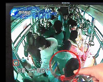 当公交车行驶到陇海路京广路铁路涵洞时,站在车前面的一名小贼开始