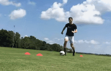 足球是一个身体激烈对抗的运动.