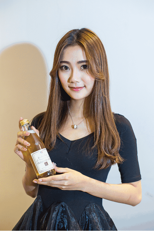 抵挡不住果汁诱惑,起筷开餐!