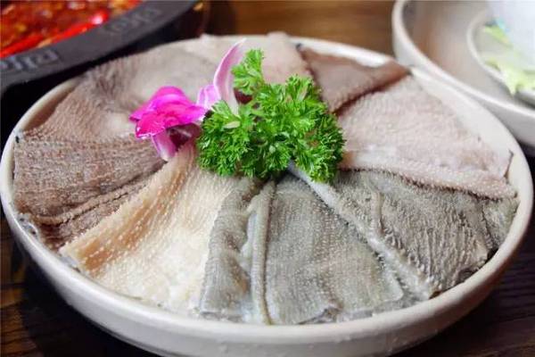 乐山这家重庆火锅如何凭借鹅肠,牛肉,毛肚撑起了半边天