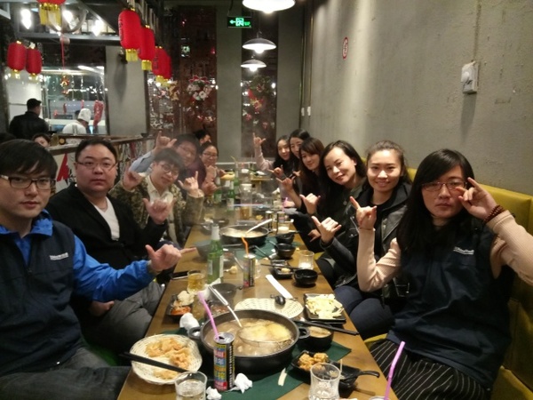杭州销售团队六人聚餐合影 江西销售团队合影,愣是将工作外卖代替了