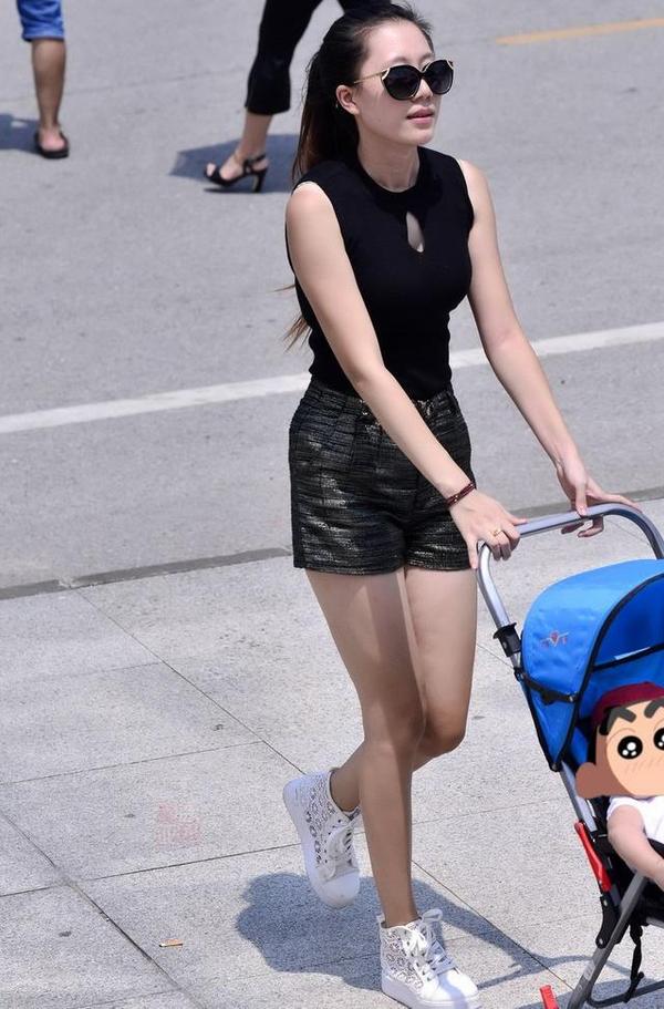 街拍:辣妈也可以如此时尚