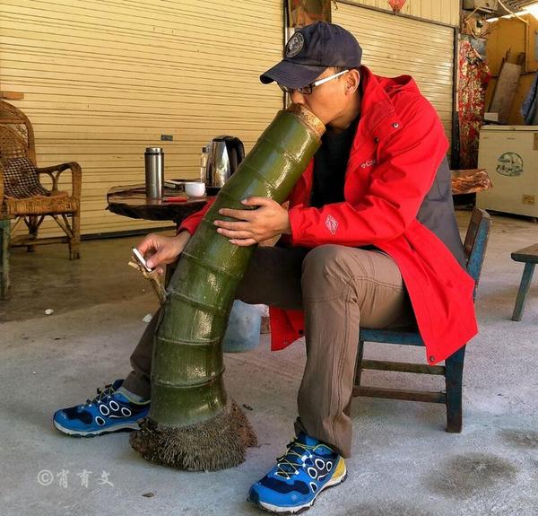 在云南农村,上了年纪的老人,抽的多是水烟筒.