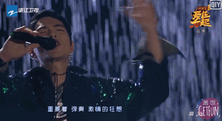 萧敬腾才放心的继续闭眼演唱…… 不过,耳返事故好像并未影响萧敬腾的