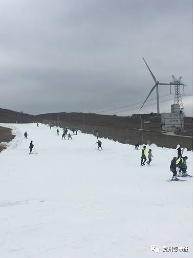 今天,贵阳高坡云顶滑雪场开放了,免费直通车在这里乘坐