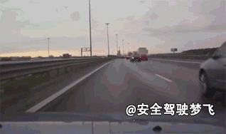 时紧急变道相当于在做麋鹿测试,车辆极其容易失控甚至发生翻车事故