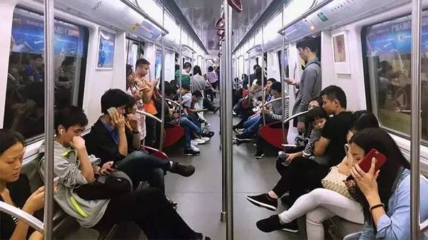 晚上的最后一班地铁 a0kpse30777054996596.jpeg