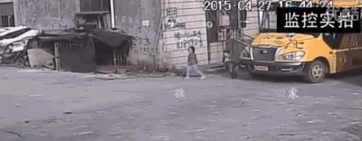 汽车满街跑,车辆盲区,车速快,孩子们玩耍,脱离家长视线,过马路,不