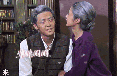 而颖儿也突然上前,在付辛博的脸颊上回了甜蜜的一下,小包子开始偷着乐