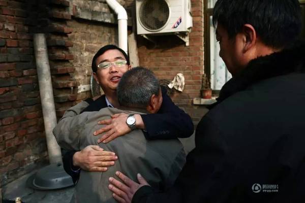 聂树斌父亲拥抱当年报道聂树斌案的《河南商报》记者楚阳.