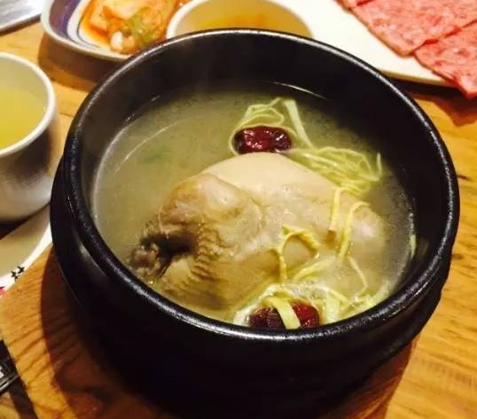 虹港路17号 ▼ 民俗村烤肉 民俗村以烤肉为主,韩式风味浓郁,而参鸡汤