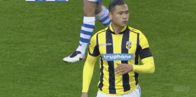 第20分钟,拉希察铲倒科维达,吃到黄牌.