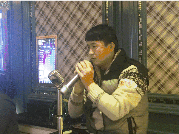 情歌对唱也就算了 这还有 情侣点歌的~ 能不能给单身汪们留条活路啊!