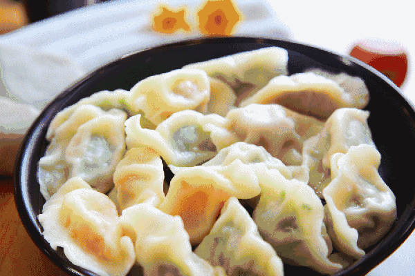 饺子,就像是飘零的城市中,在舌尖上安放了一个故乡,也让任何一个平凡