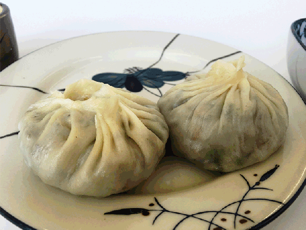 在北京,我们能吃到正宗美味的天津狗不理包子,广东叉烧包,上海灌汤包