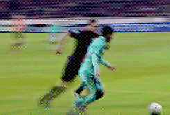 【足球趣图】梅西穿裆过人动图集