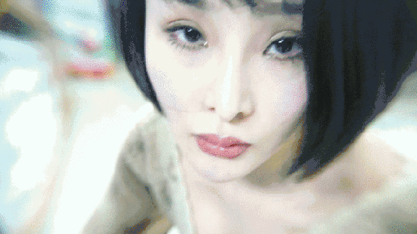 内心复杂的看完了这段神奇的视频, 简直像走进了表情包的博物馆~ 那