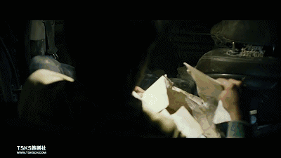 而随着故事的推进,揭露了人性的黑暗,社会的冷漠和个体的无助,虽然