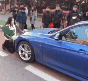 姑娘,求婚是单膝跪地,你这是要上坟吗?