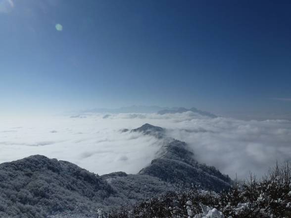 目前千佛山正在建西南最大滑雪场,计划在2017年1月23日试营业,明年