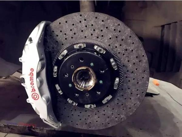 bmw m3升级碳陶瓷刹车,颜值与实力并存