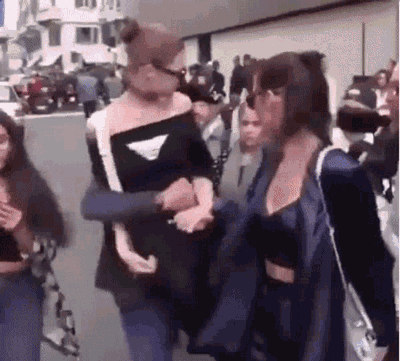 视频在网络公布后,gigi又圈了一票粉, 一转头她继续在t台上妖娆妩媚.