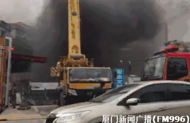 据目击者说,首先着火的是吊车的轮胎,之后火势蔓延冒出大股黑烟.