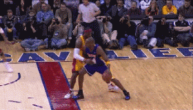 这种投篮技术在盯防对手身材较高 或弹跳比自己要优秀时就比较适合