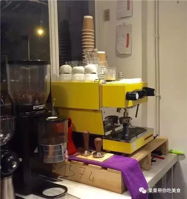 因为店面较小,在咖啡机的选择上用了一台lamazoco小黄(柠檬黄的机身)