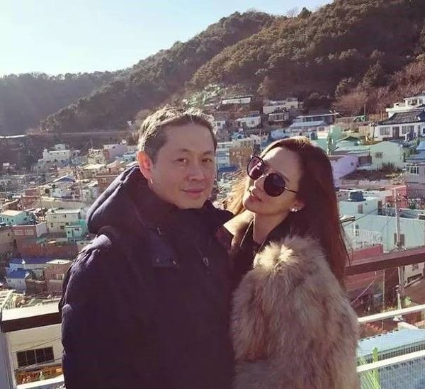 廖镇汉家和孙芸芸家也是门当户对,其父亲是台湾三侨集团董事长廖伟志