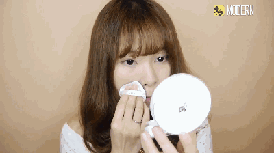 底妆选用时下很hit的气垫bb霜,自带防晒与美白遮瑕n合一功能,妆前n步