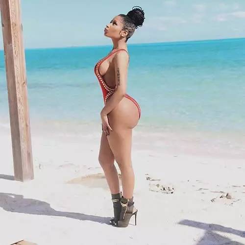 meekmill和卡戴珊,meekmill和drake 她这是和男友meekmill在海滩过着特殊的日子庆祝,这样的身材展示,好久