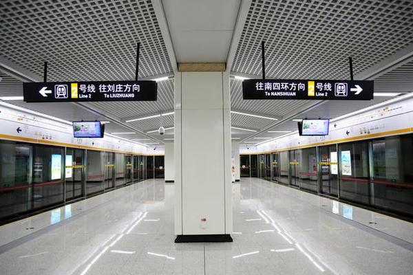 郑州地铁2号线试乘体验 美女老外直播引围观-财经频道-手机搜狐