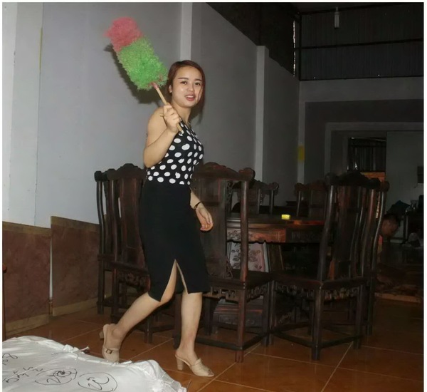 越南混血丰满美女想来中国打工,看她微信!(1)