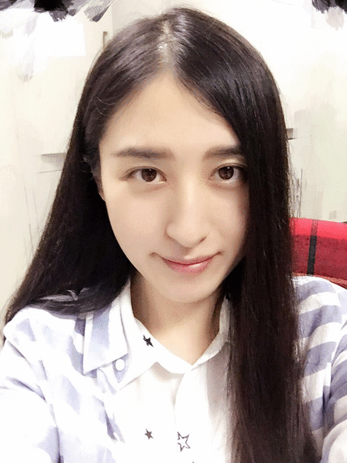 静坐挺胸,双眼紧闭一会儿,再快速睁开,利用