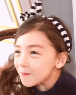 ellie的爸爸是美国人,妈妈是韩国人 家中还有一个姐姐ava ▼ 虽没有e