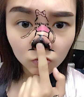 爆笑妹子内涵图:公共场合俩妹子玩高难度壁咚!