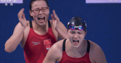 2015年喀山世锦赛 傅园慧夺得两枚金牌 分别是女子50米仰泳 女子4*