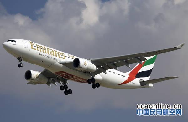 阿联酋航空A340客机 中国民用航空网8月11日讯:伊顿宇航集团近日宣布与总部位于阿联酋迪拜的阿联酋航空签订了一份为期七年的排他性协议,为其旗下的波音B777、空客A330和空客A340客机上的所有伊顿产品提供维修、维护与大修(MRO)服务。 伊顿宇航集团售后市场部副总裁Lasse Ostergaard表示:伊顿为航空公司客户提供了一系列能够确保飞机可用性并提升运营表现的产品和服务。在我们全球MRO服务团队的支持下,伊顿将 确保为阿联酋航空以及我们的所有其他客户提供品质出众的服务,以高成本效益的MRO解决