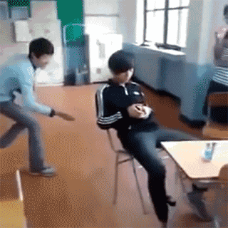 原来美女是这样练习劈叉的.