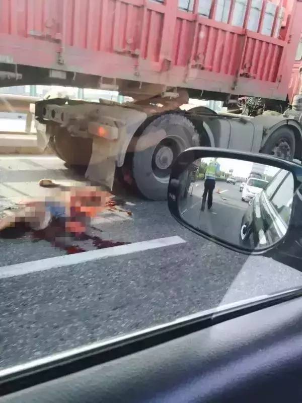 发生惨烈车祸,一辆重型卡车不慎压到了位老伯,使其身首异处,血肉模糊
