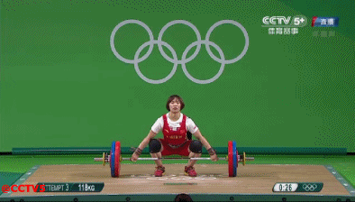 第一把轻松举起113kg,第二把顺利举起116kg,第三把挑战118kg未能成功