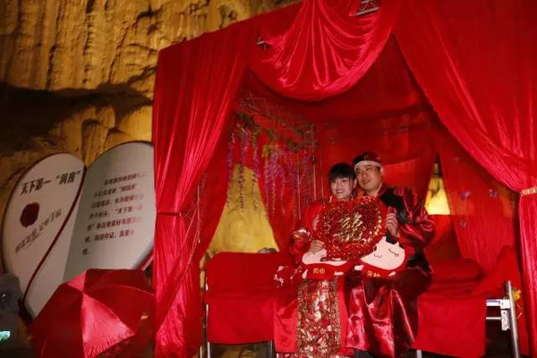 入"天下第一洞房" 按照中国习俗,婚礼仪式之后,便是新人入洞房.